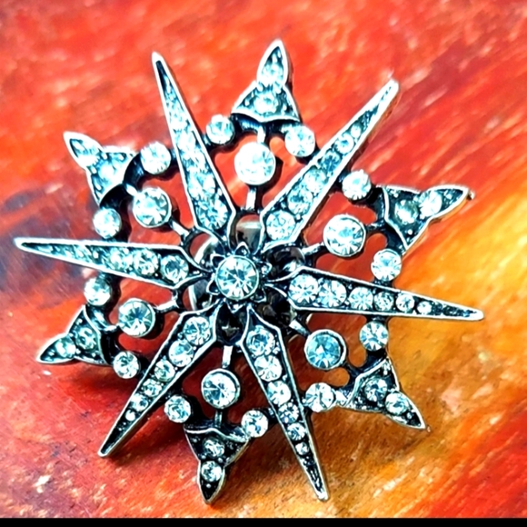 ♥️SOLD ❤️NWT Vintage Style FIVE Snowflakes Stars Crystal & metal pins - Picture 9 of 11